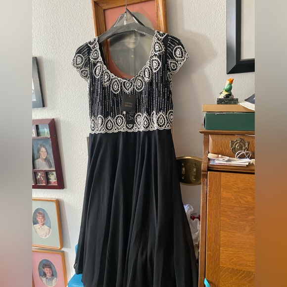 NWT J Kara black hand beaded cocktail dress - Picture 6 of 7